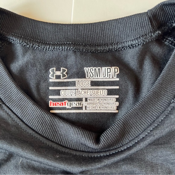 Under Armour Size Youth Small Loose Heat Gear Black White Logo Shirt Top Tee - Picture 3 of 3